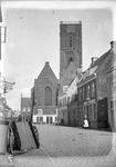 73300 Gezicht in de Waterstraat te Utrecht, vanuit het westen. Op de achtergrond de Jacobikerk en rechts de ingang van ...
